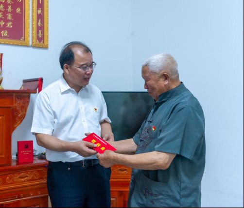 走訪慰問(wèn)掛鉤村脫貧戶(hù) (2)